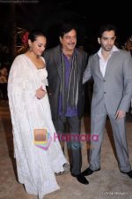 Sonakshi Sinha, Shatrughun Sinha, Luv Sinha at  Imran Khan_s wedding reception in Taj Land_s End on 5th Feb 2011 (102).JPG